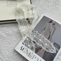 Witte kanten mesh skinny sjaal met geborduurde bloemen voor een elegante zomerse look - Broken Wit