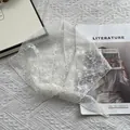 Pañuelo triangular de encaje blanco con bordado floral y perlas para peinados elegantes - Blanco Roto