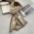Primer plano detallado del pañuelo de algodón con textura arrugada y bordes dobladillos - Blanco Roto