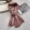 Detalle de bufanda de algodón y lino rosa palo con textura arrugada y bordes enrollados - Rosa Coreano