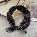 Piccolo foulard in cotone e lino con stampa floreale nera e lavanda e nodo elegante - 70cmx70cm / Nero