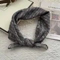 Bufanda suave de algodón y lino a rayas tie-dye con elegantes motivos florales - Estilo Bufanda / Gris Plomo