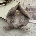 Detalle de pañuelo de algodón y lino a rayas tie-dye con costura de borde enrollado - Estilo Bufanda / Caqui