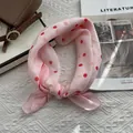 Dettaglio di sciarpa in seta rosa a pois rossi con morbida trama in filato 80 - 58*58cm / Rosa