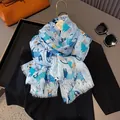 Primer plano detallado de bufanda de seda y algodón azul claro con estampados de gatos - Azul