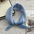 Detail van blauw-witte gingham katoenen sjaal met ademende textuur en gerolde randen - 58 cm x 58 cm / Hemelsblauw