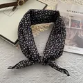 Elegante pañuelo de seda con lunares de leopardo sobre caja de regalo y revista - 70cmx70cm / Negro