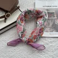 Carré de coton et lin fleuri style français avec sac en cuir et magazine d'art épuré - Lycoris Violet