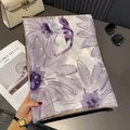 Dettaglio della sciarpa di lino a fiori viola con frange e consistenza setosa - 180*90CM / Margherita-Viola