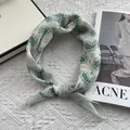 Muntgroene katoenen bandana met paisley-patroon gestyled als een trendy knoop - 58*58cm / Groen