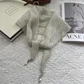 Detail van geplooide zijden sjaal met parelhangers op een getextureerde achtergrond - Broken Wit