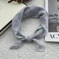 Detalle de un pañuelo de seda violeta claro con estampado de tulipanes rosas y bordes - Estampado de tulipanes / Gris