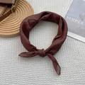 Petit foulard marron à pois en coton et lin avec texture douce sur fond de gaufrette - 58*58cm / café