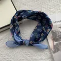 Primo piano di una sciarpa in cotone e lino a fiori con bordo a contrasto blu - 58x58cm / Blu navy