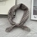 Detailansicht des kaffeebraunen Karoschals aus leichtem Chiffon mit feiner Steppnaht - 58 cm x 58 cm / Gebrochenes Weiß
