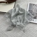 Κομψό γαλάζιο δαντελένιο κασκόλ με λευκό κέντημα λουλουδιών και κυματιστές άκρες πλέγματος - Πράσινο των φασολιών