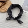Détail d'un foulard noué en coton et lin noir à pois blancs sur un tissu doux - 58*58cm / Noir