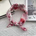 Platliggende crème katoenen sjaal met bloemenprint en rode gestikte randen - 58*58cm / Pioen