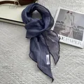 Japanischer Ramie-Streifenschal in Dunkelblau mit Leinentextur und eleganter Geschenkbox - Gestreift Marineblau
