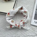 Detalle de un pañuelo de algodón blanco con dibujos de animales y corazones rojos - Estilo Bufanda / Gato Blanco