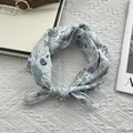 Detalle de un pañuelo cuadrado de algodón blanco con motivos marinos azules de conchas y estrellas - Estilo Bufanda / Concha Verde