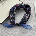 Detailansicht eines leichten Blumenmusterschals mit weichen Chiffon-Paneelen am Rand - 58 cm x 58 cm / Blau