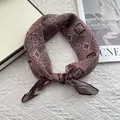 Dettaglio motivo floreale geometrico vintage su sciarpa in cotone marrone e rosa - Marrone Rossastro
