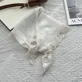 Elegante pañuelo de encaje blanco roto con bordado floral para un estilo diario - Blanco