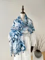 Vista dettagliata della sciarpa tie-dye con sfumature blu ed eleganti nappe bicolori - Tie-dye Blu Grigio
