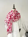 Dettaglio della sciarpa leggera in cotone e lino con motivi a cuori rossi e nappine - 180x60cm / Rosa