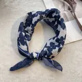 Florales Baumwoll-Leinen-Tuch in Marineblau und Weiß auf ästhetischem Magazin-Hintergrund - Große Blaue Blume
