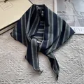 Pañuelo triangular versátil a rayas para cabello o cuello en azul marino y verde - 28*115cm / Azul marino