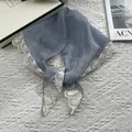 Primer plano de un pañuelo de seda azul claro con elegantes detalles de encaje blanco - Azul Denim