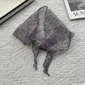 Detailansicht eines lila geblümten Chiffon-Dreieckstuchs mit feiner Kantenverarbeitung - Violett Grau
