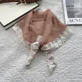 Detalle de bufanda marrón claro con borde de encaje floral blanco ancho y elegante - Naranja