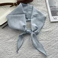 Detalle de bufanda de algodón a cuadros azul claro con costuras finas y diseño de nudo - Azul Celeste