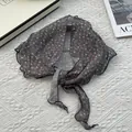 Detalle de la bandana de flores gris oscuro con bordes rizados y cintas para atar - Gris