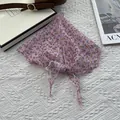 Détail d'un foulard triangle rose à fleurs en coton et lin avec ourlet surjeté fin - Rose