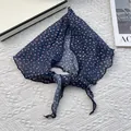 Detalle de pañuelo triangular de flores azul marino con bordes ondulados y gasa suave - Azul marino