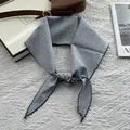 Detalle de bufanda de algodón a cuadros grises con bordes de encaje negro ondulado fino - Azul marino