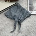 Dettaglio della sciarpa in cotone blu-grigio con motivi floreali e bordi sorfilati - Blu