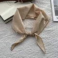 Detalle de bufanda de algodón a cuadros con bordes festoneados sobre fondo con textura - Amarillo