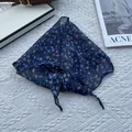 Detailansicht des dunkelblauen Baumwoll-Leinen-Dreieckstuchs mit kleinen Blumenmustern - Marineblau