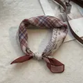 Detailopname van vintage zijden sjaal met ruit- en bloemmotieven en fijne afwerking - Kant Rood