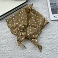 Détail d'un foulard en coton lin à fleurs jaune gingembre avec de petites fleurs - Jaune