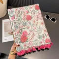 Écharpe chic en coton et lin à imprimé fleuri avec des pompons roses élégants - 180x60cm / Floral Rose (Comme l'Image)