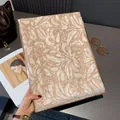 Elegante bufanda de algodón y lino caqui con estampados florales y flecos finos - 180cmx60cm / Caqui (Un Color de Flor)