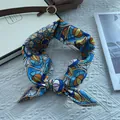 Dettaglio di un foulard mandala bohémien con bordi in pizzo dorato su tessuto bianco - 70cmx70cm / Verde petrolio