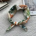 Détail d'un foulard en coton fleuri vintage avec bordure en dentelle crochetée verte - 70cmx70cm / Grand Motif Floral (Grande Fleur)