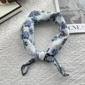 Détail d'un foulard en coton avec imprimés floraux bleus et bordure en dentelle au crochet - 70cmx70cm / Floral Estompé Bleu (Fleur Estompée Bleue)